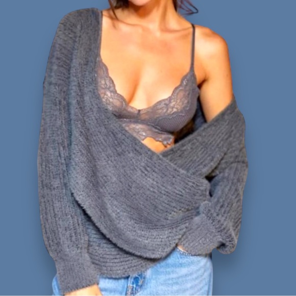 ⭐️HP!⭐️ EUC Urban Outfitters Cross Body Fuzzy Ribbed Sweater in Grey. Size Small - Picture 3 of 13